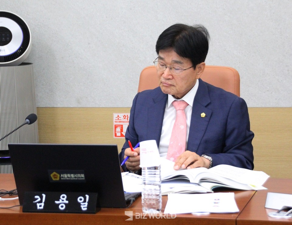 김용일 시의원이 질의 자료를 검토하고 있다. 사진=손진석 기자