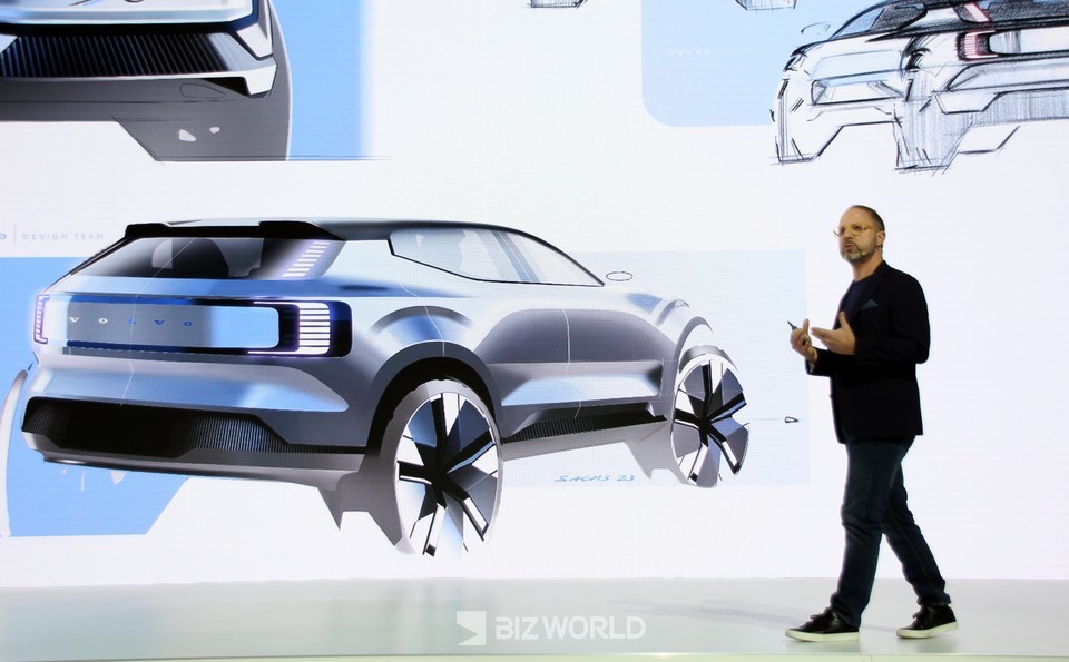 티 존 메이어 외장 디자인 총괄이 EX30 디자인에 대해 설명하고 있다. 사진=손진석 기자