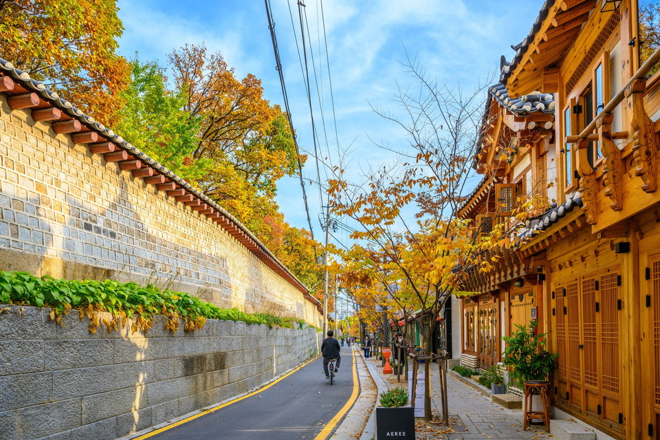 서순라길 종묘의 담장과 한옥의 조화가 돋보이는 길. 사진=서울관광재단