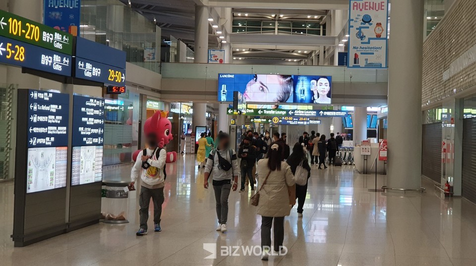 해외여행을 떠나기 위해 이른 새벽 인천공항을 찾은 여행객들. 사진=손진석 기자