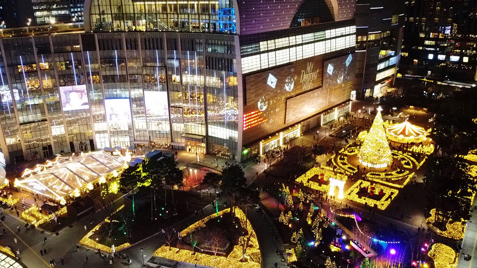 롯데월드타워·몰이 연말을 맞아 '크리스마스 타운'으로 옷을 갈아입고 사람들을 맞이하고 있다. 사진=롯데물산