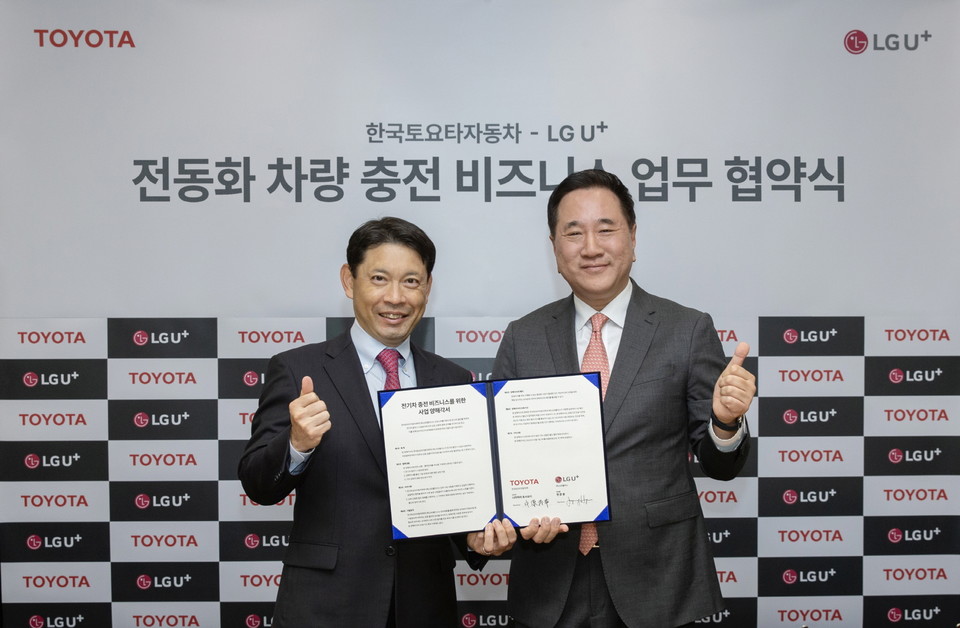 한국토요타자동차와 LG U+가 '전동화 차량 충전 비즈니스' 업무협약을 체결하고 기념 사진을 촬영하고 있다. 사진=한국토요타자동차