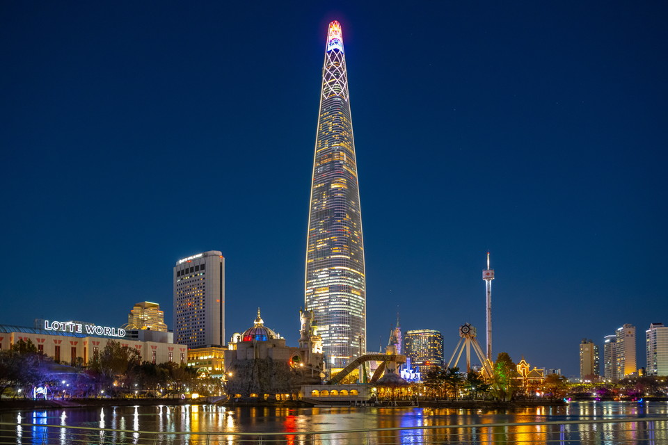 서호에서 바라본 롯데월드 일대의 풍경. 사진=서울관광재단