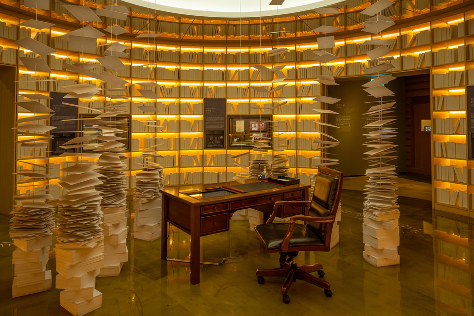 전시실 3부에 꾸며진 작가의 방, 송파책박물관의 대표 포토 스폿. 사진=서울관광재단