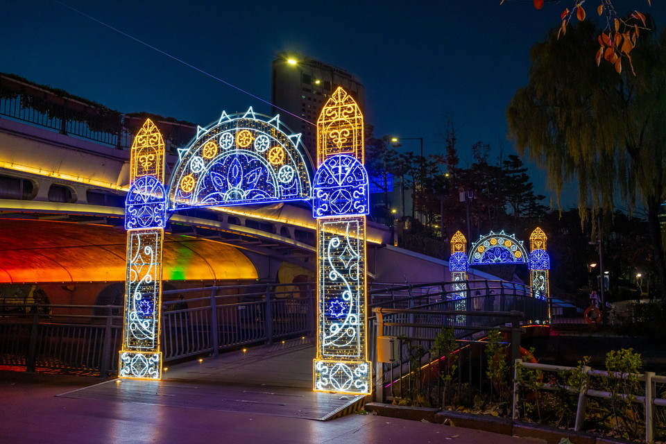 석촌호수 동호에 있는 루미나리에 브릿지. 사진=서울관광재단