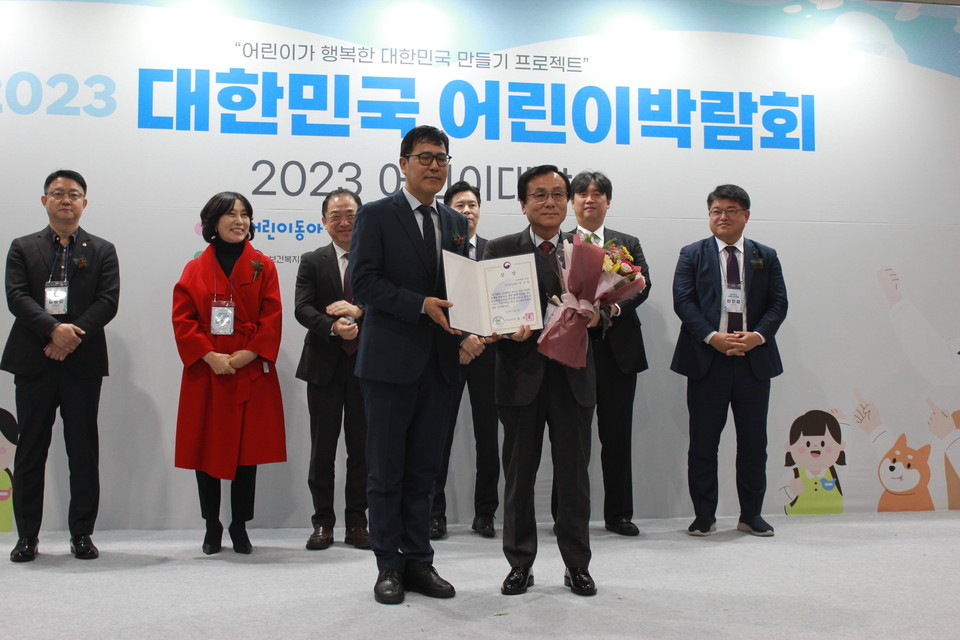 강석주 보건복지위원장(오른쪽)이 보건복지부 장관상을 수상하고 기념 사진을 촬영학 있다. 사진=서울시의회