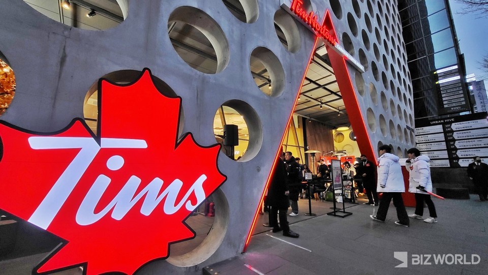 캐나다 현지 유명 커피 전문점인 팀홀튼이 14일 강남에 있는 ‘신논현역점’ 오픈을 앞두고 있다. 이날 매장 운영 3시간 전부터 현장 관계자들과 ‘오픈런’을 위해 모인 고객들로 가득하다. 사진=차혜린 기자