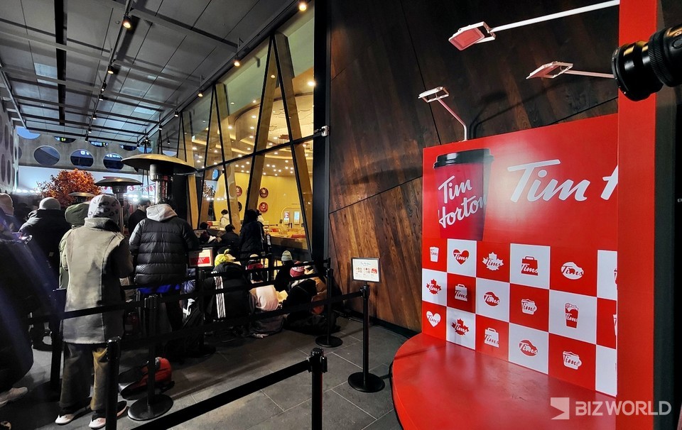 이날 팀홀튼 1호점을 방문하기 위해 오전에만 200명이 넘는 고객이 몰리면서 신논현역 일대가 인산인해를 이뤘다. 사진은 오픈 3시간 전 전경. 사진=차혜린 기자