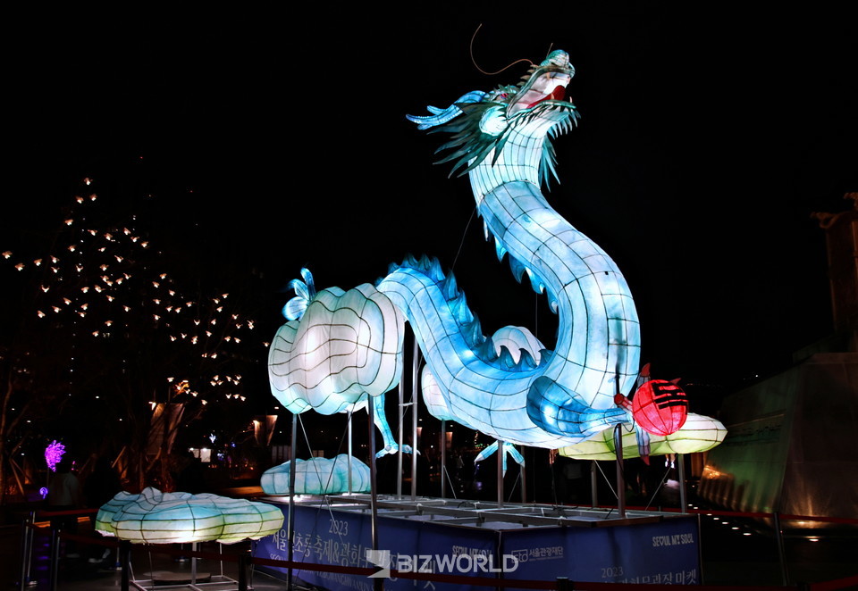 2024년 청룡의 해를 상징하기 위해 한지로 제작된 청룡. 사진=손진석 기자