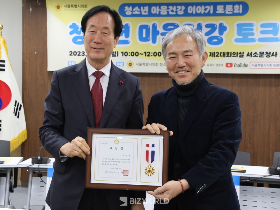 남창진 부의장이 손병호 배우(오른쪽)에게 표창장을 전달하고 기념 사진을 촬영하고 있다. 사진=손진석 기자