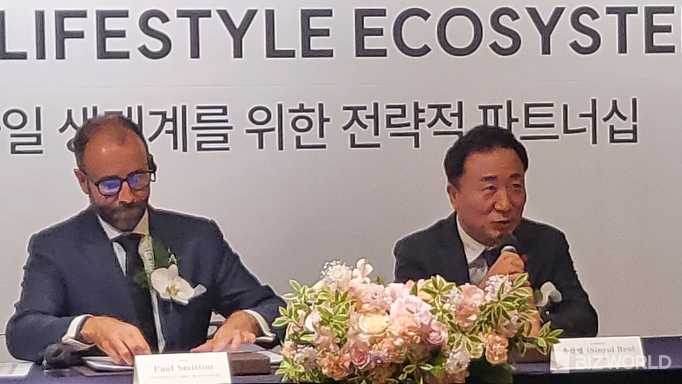 유신열 신세계디에프 대표와 폴 스미튼(Paul Smitton) 캐세이 아시아 마일즈 CEO가 19일 오전 서울 웨스틴조선에서 신세계면세점과 캐세이퍼시픽항공의 전략적 파트너십 제휴를 맺고 질의에 응답하고 있다. 사진=차혜린 기자