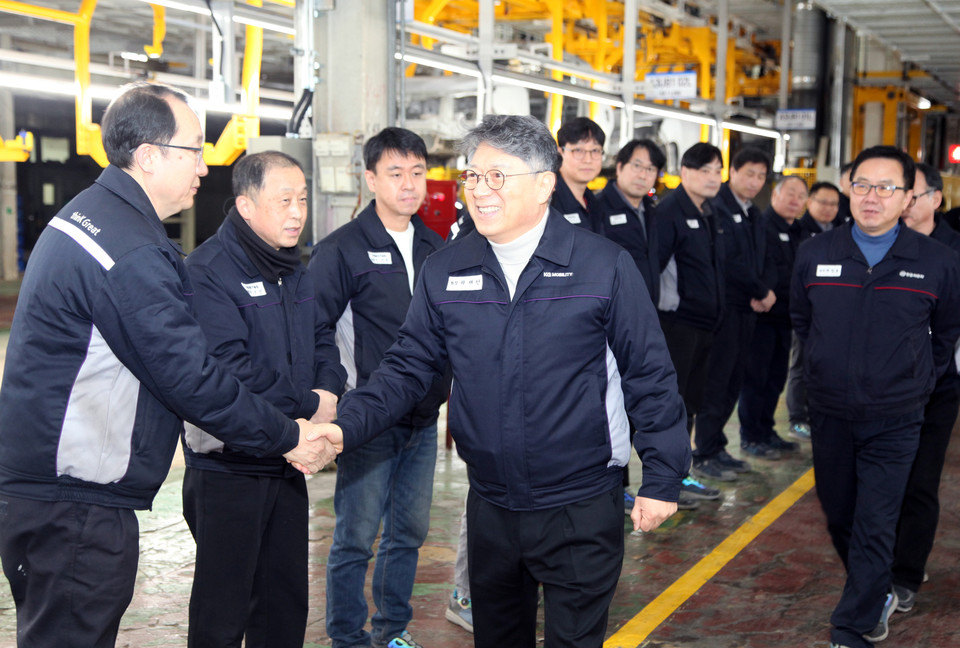 곽재선 회장이 조립3라인 통합공사를 담당한 임직원들을 격려하고 있다. 사진=KGM