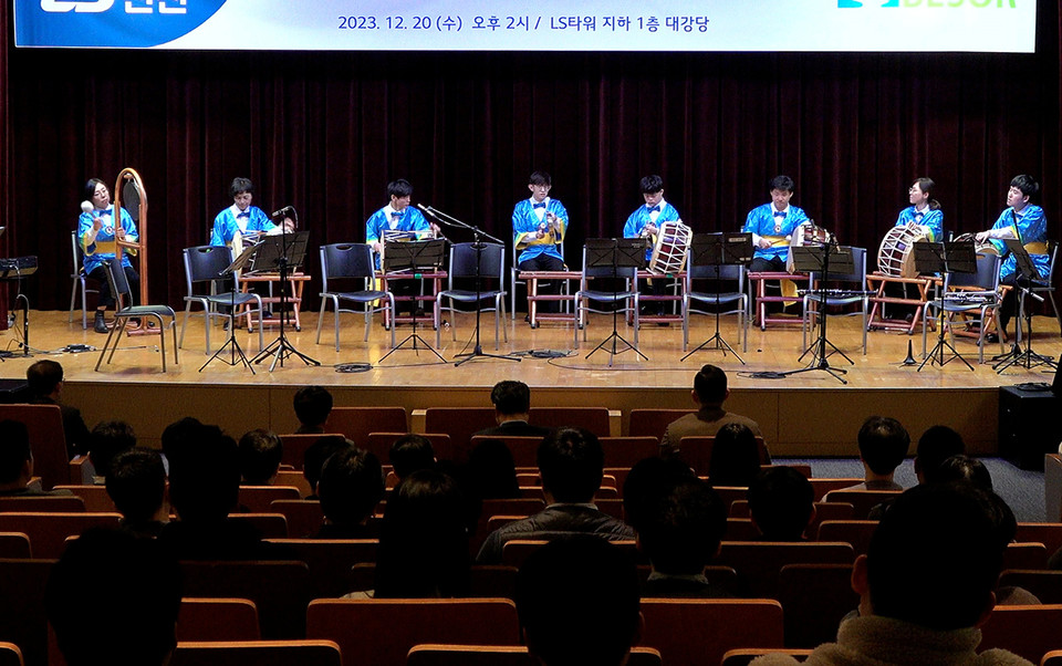 지난 20일 경기도 안양 LS타워에서 열린 LS전선 장애인 예술단 창단식에서 단원들이 기념 공연을 펼치고 있다. 사진=LS전선