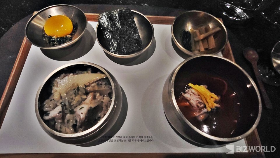 식사로 제공하는 ‘영양 솥밥 한상차림’은 토종닭의 넓적다리와 뿌리채소, 표고버섯에 닭 육수를 넣은 메뉴다. 계란 노른자를 밥에 덜어 비벼 먹는 방식으로 외국인 관광객에게 호응이 좋다. 사진=차혜린 기자