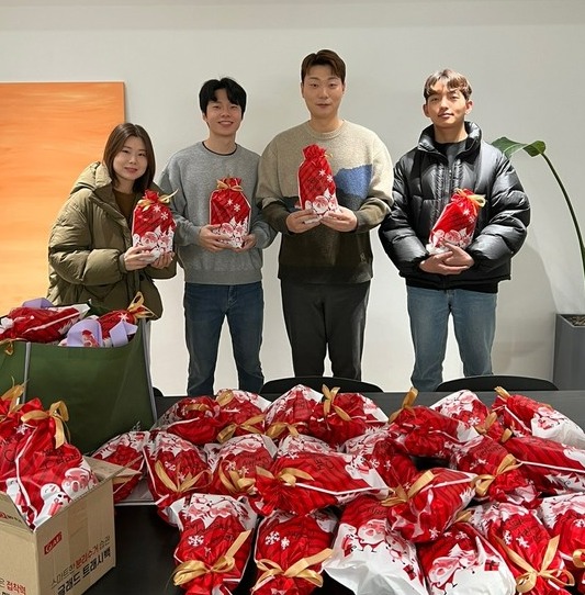 인테리어 전문기업 ’아울디자인’은 지난 15일 서울 마포구 상암동에 위치한 삼동소년촌을 찾아 겨울맞이 의류 나눔 행사를 벌였다고 22일 밝혔다. 사진=아울디자인