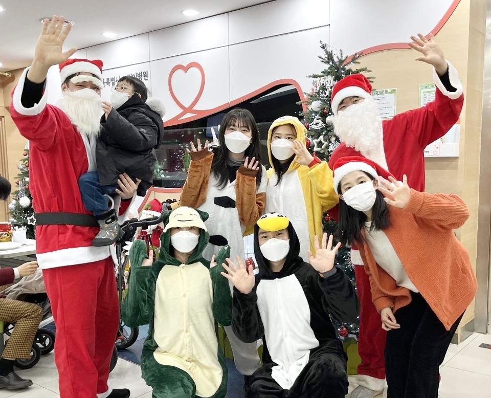 HK이노엔 임직원들이 지난 21일 서울시 어린이병원에서 '몰래 온 산타' 캠페인을 펼친 후 기념촬영을 하고 있다. 사진=HK이노엔