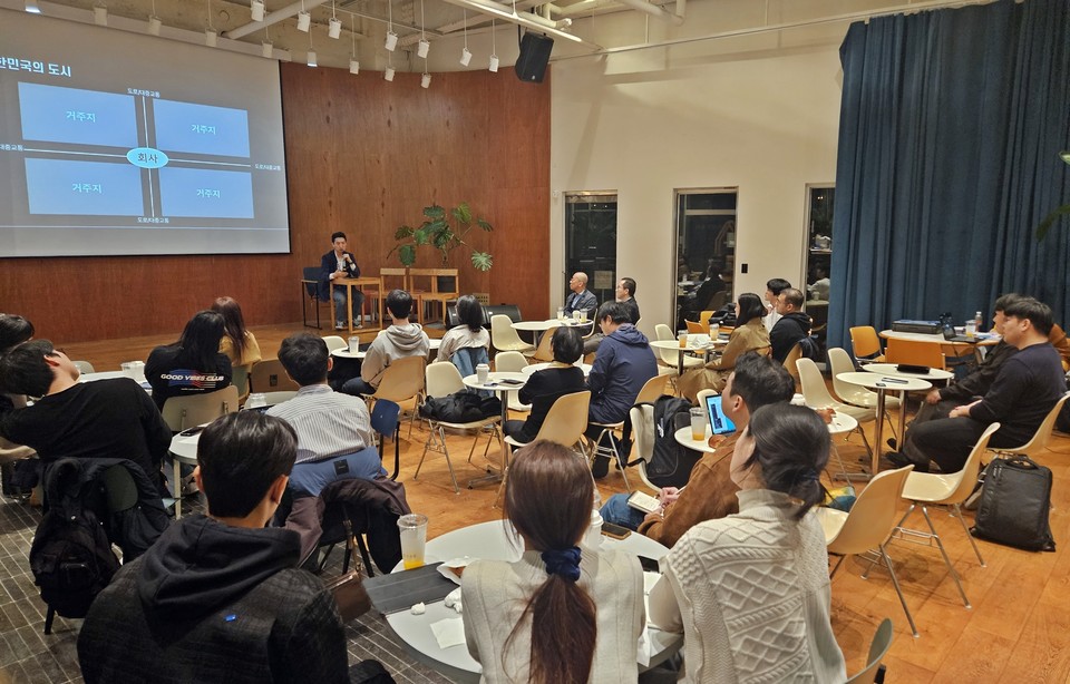 김형산 더스윙 대표가 서울 소공동 로컬스티치에서 열린 ‘미래강소도시 태재포럼’에서 학회원들과 토론 하고 있다. 사진=더스윙