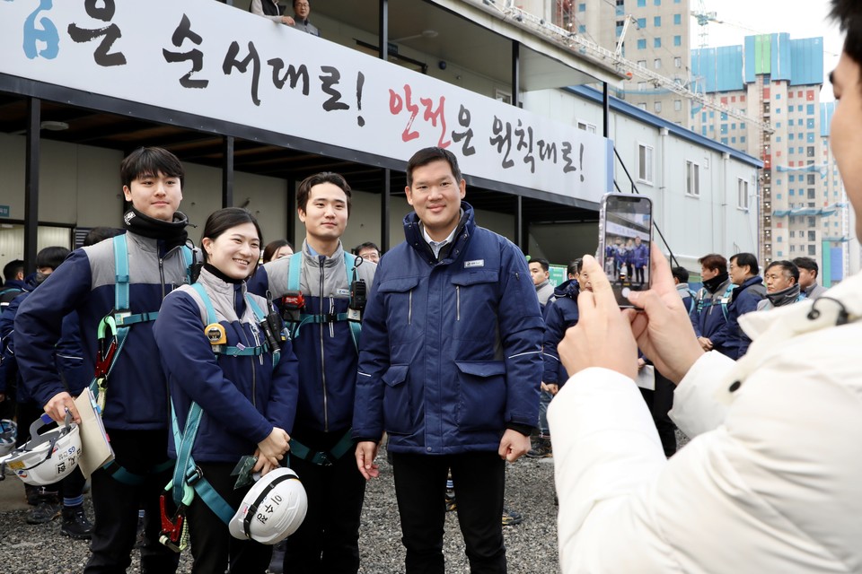 허윤홍 GS건설 대표(사진 정가운데)가 서울 메이플자이 현장에서 시무식을 하고 직원들과 기념 촬영하고 있다. 사진=GS건설