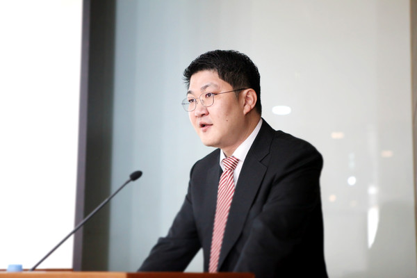 이병만 코스맥스비티아이 대표가 지난 3일 경기도 판교 사옥에서 전개된 시무식에 참석해 신년사를 발표했다. 사진=코스맥스비티아이