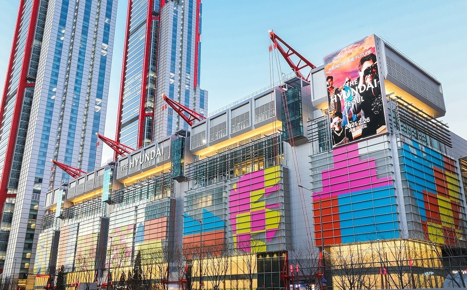 현대백화점은 더현대 서울이 오픈 2년 9개월 만에 연 매출 1조원을 달성했다고 알렸다. 사진은 더현대서울 전경. 사진=현대백화점그룹