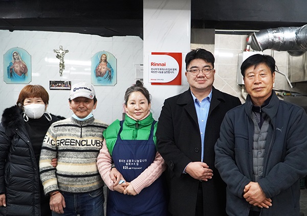강상규 사업전략본부장(중앙 우측)이 최근 서울 영등포 토마스의 집을 방문해 자원봉사자들과 기념 촬영을 하고 있다. 사진=린나이