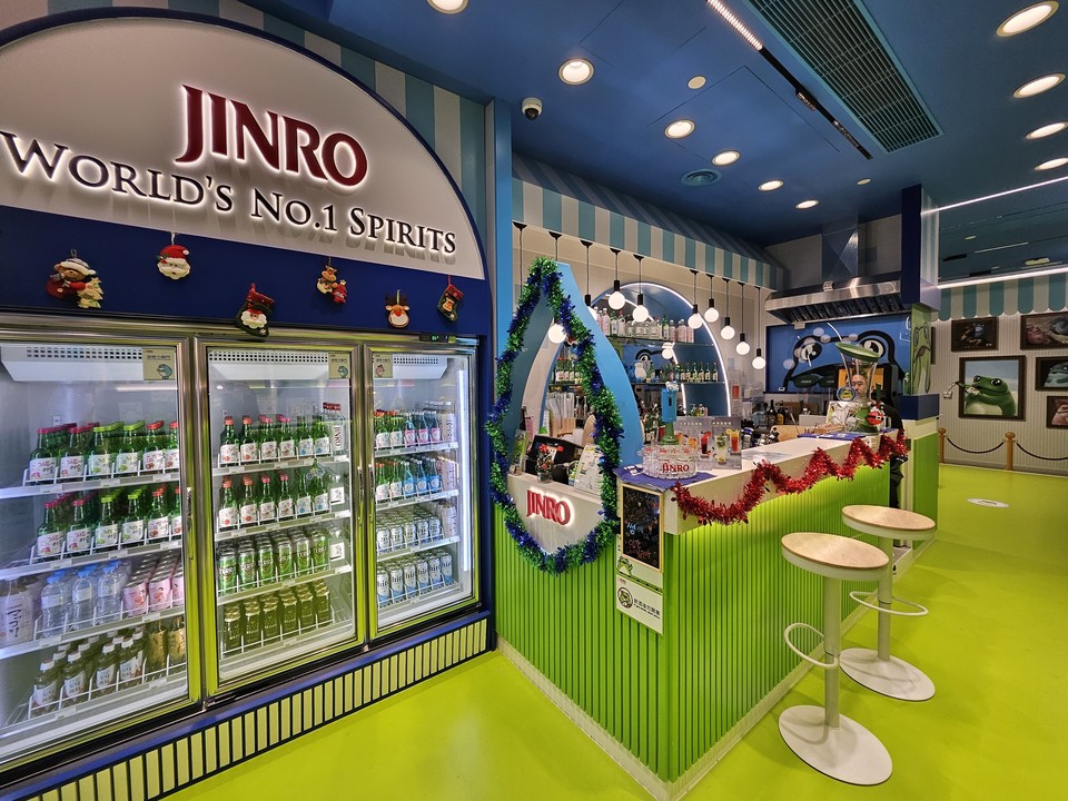 글로벌 소주 통합 브랜드 진로(JINRO)의 홍콩 팝업스토어 ‘진로 테마 스토어(JINRO THEME STORE)’ 매장 내부. 사진=하이트진로