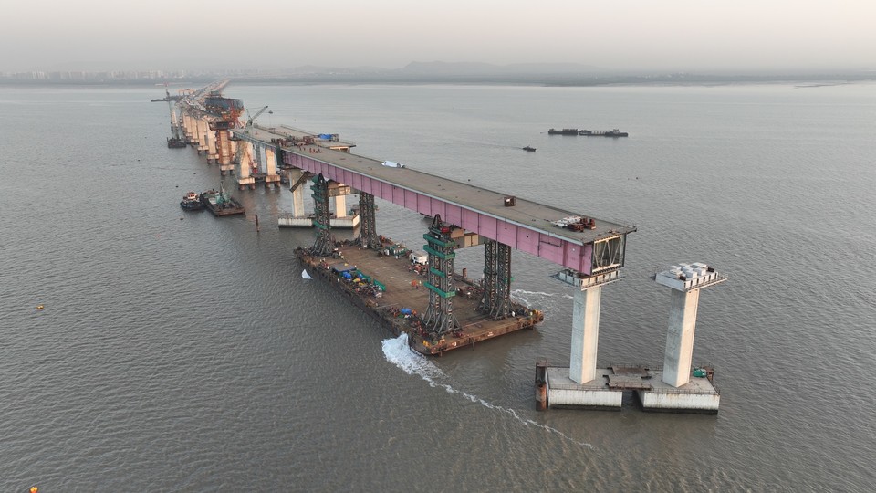뭄바이 해상교량에서 최대 난코스로 끕힌 180m, 2300t 강교 설치 장면. 사진=대우건설