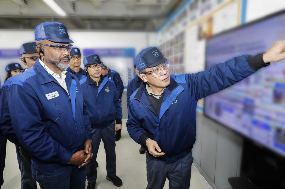 제럴드 존슨 GM 글로벌 생산 부문 총괄부사장이 GM 한국사업장을 방문해 현장 설명을 듣고 있다. 사진=GM