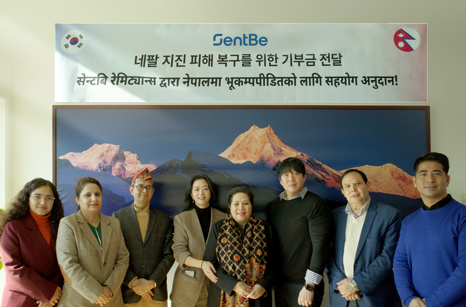 센트비가 지진 피해를 입은 네팔 국민을 위해 기부금 이벤트를 진행, 모아진 성금을 네팔 대사관에 전달했다. 사진=센트비 