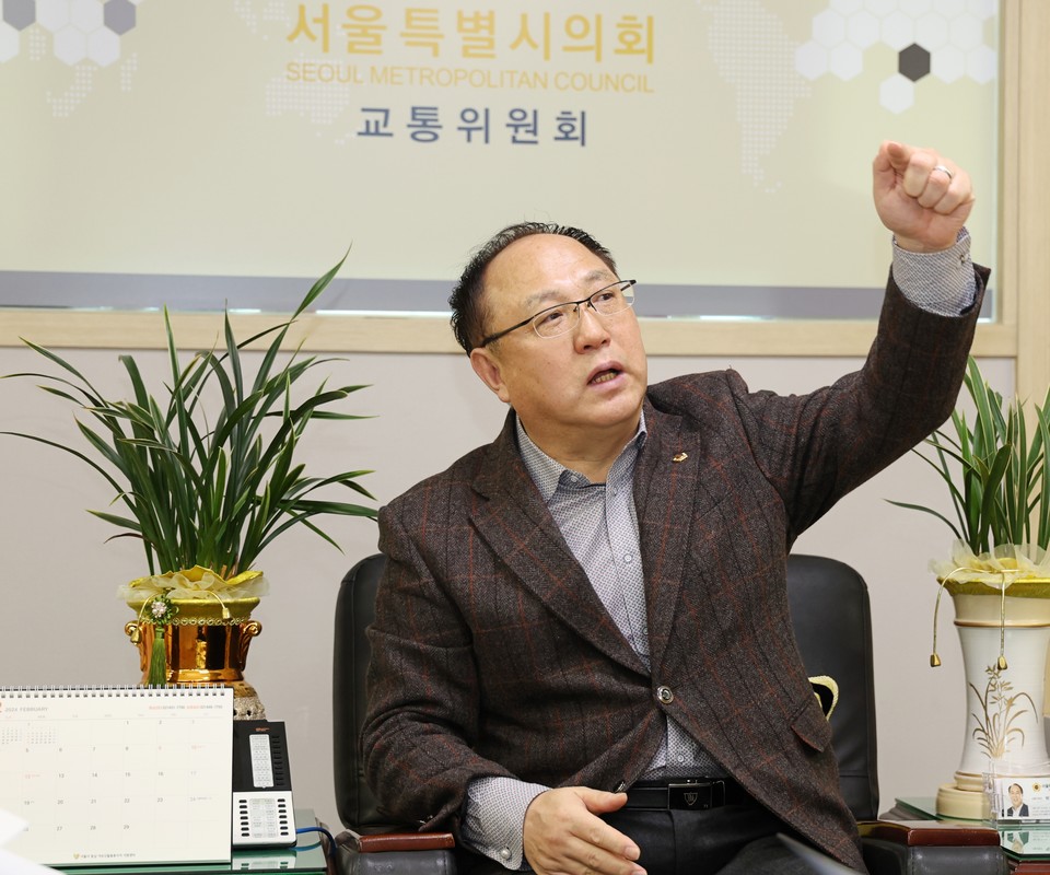 박중화 교통위원장이 서울시 교통행정에 대해 이야기 하고 있다. 사진=서울시의회 출입기자단