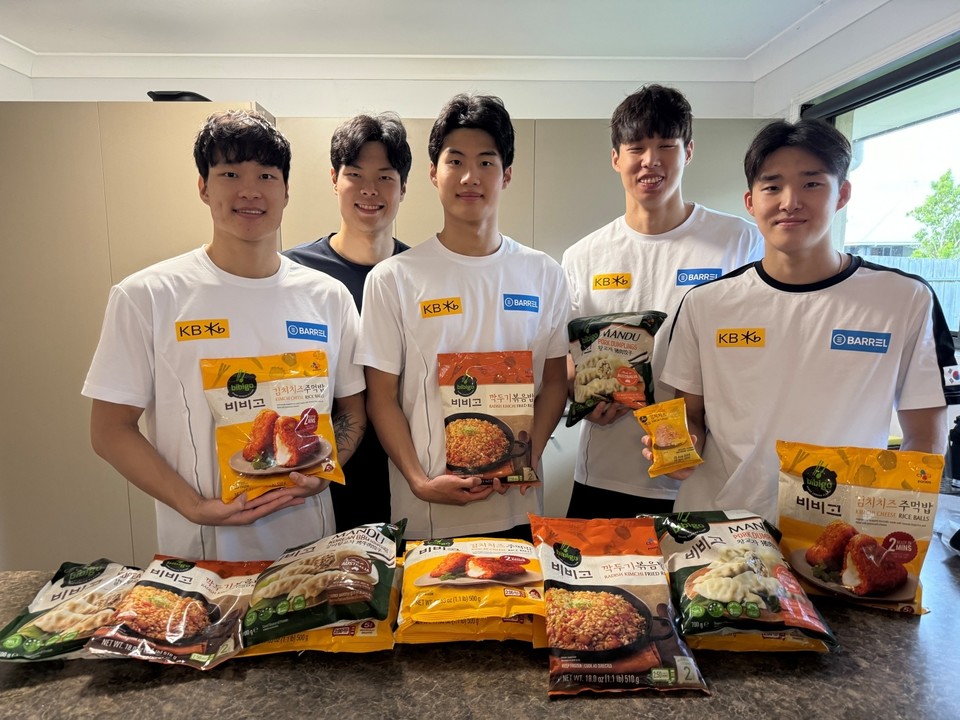 황선우와 수영 국가대표 김우민 등이 지난 항저우 아시안게임과 2024 도하 세계수영선수권 대회에서 금메달을 획득하며 대한민국 수영의 황금기를 이끌고 있는 가운데 이런 성과 뒤에는 선수들이 운동에만 전념할 수 있도록 보이지 않는 곳에서 손을 내민 CJ제일제당의 든든한 후원이 있었다고 19일 밝혔다. 사진=CJ제일제당