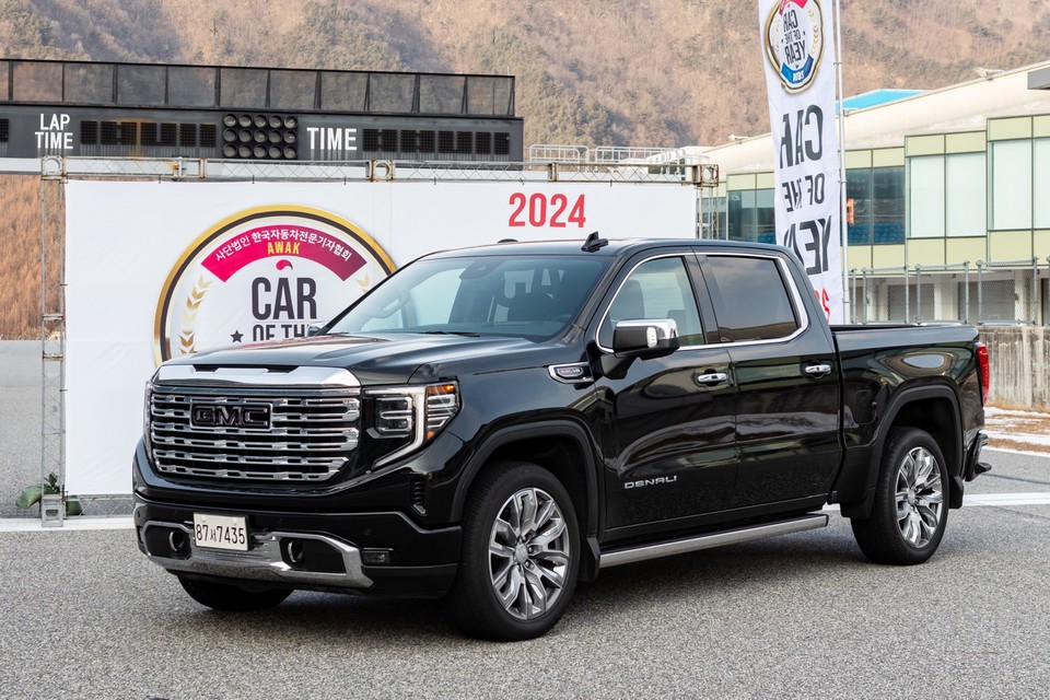 한국자동차전문기자협회(AWAK) ‘2024 대한민국 올해의 차’에서 ‘올해의 픽업트럭’으로 선정된 GMC 시에라. 사진=GM