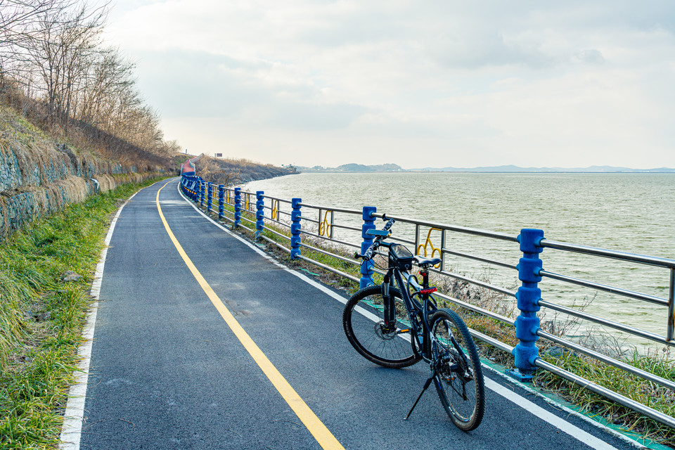 천수만자전거길, 천수만 자전거길은 서산 방조제를 따라 달린다. 사진=김정흠 작가