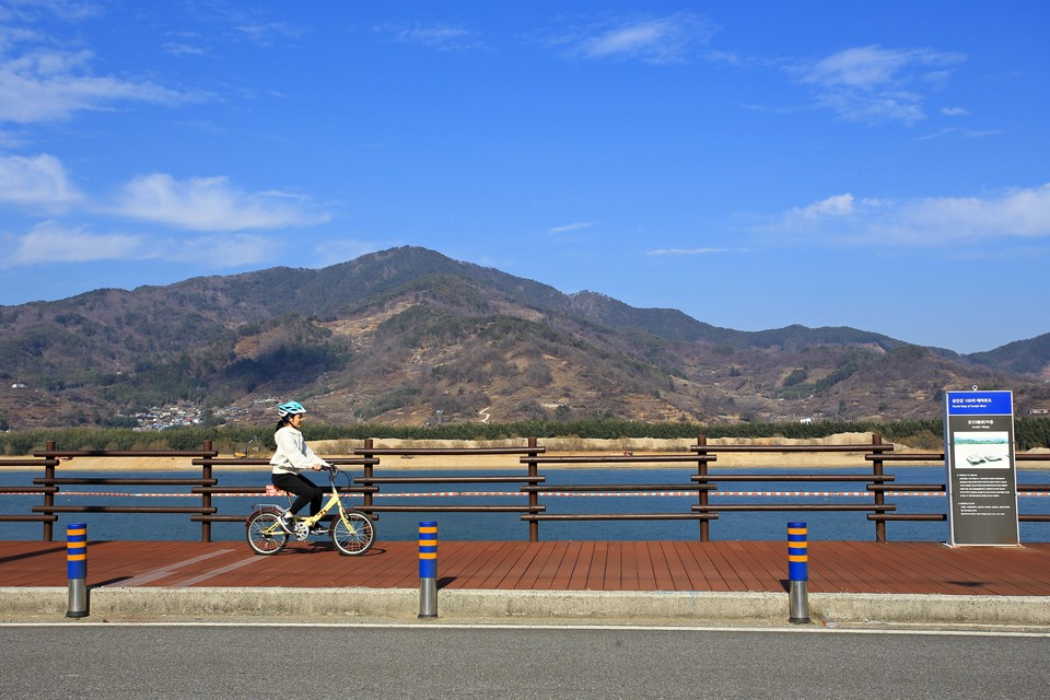 봄 속으로 달려가는 섬진강 자전거길. 사진=김수진