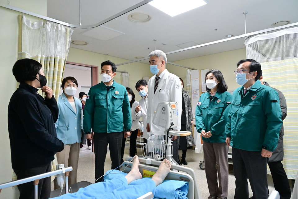 강석주 위원장(오른쪽 첫번째)와 최호정 대표의원(오른쪽 두번째), 오세훈 시장(왼쪽 두번째)이 서울의료원을 방문해 비상진료 체계를 점검하고 있다. 사진=서울시의회