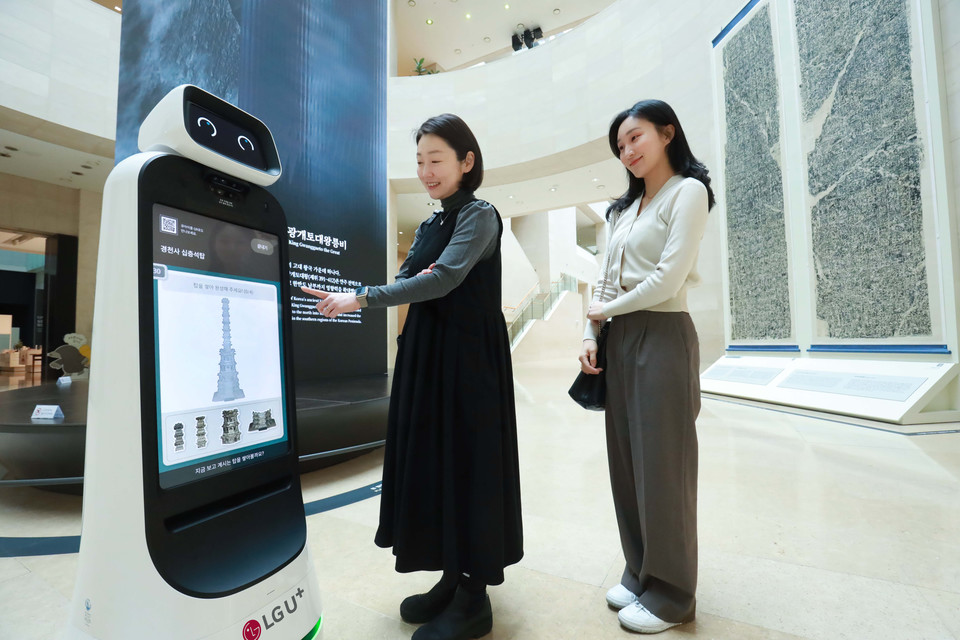 LG유플러스가 'U+안내로봇'과 'U+실내배송로봇'을 출시하며 로봇 사업 확대를 추진한다. 사진=LG유플러스