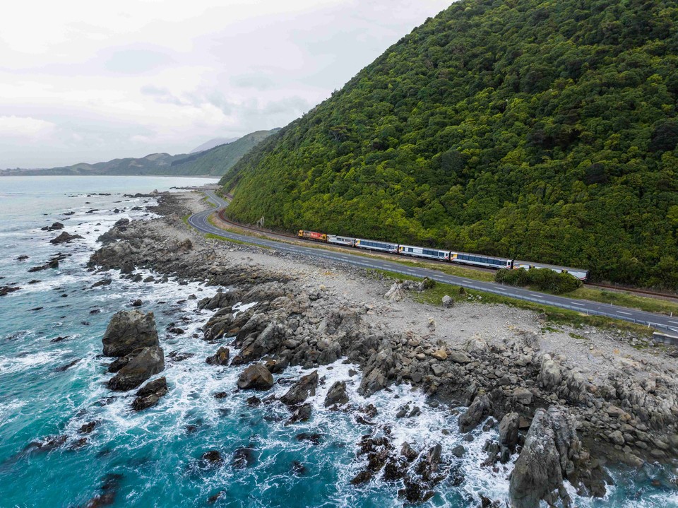 해안가를 달리는 코스탈 퍼시픽 열차. 사진=뉴질랜드관광청