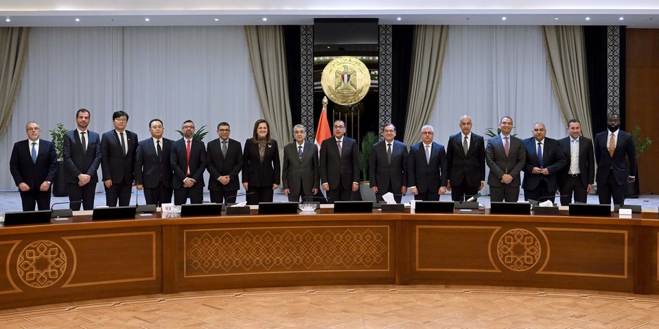배성준 SK에코플랜트 에너지사업단장(왼쪽 네 번째)과 왕 즈이 CSCEC 북아프리카 대표(세 번째)가 무스타파 마드불리 이집트 총리(아홉 번째) 등 이집트 정부 관계자들과 기념 촬영하고 있다. 사진=SK에코플랜트