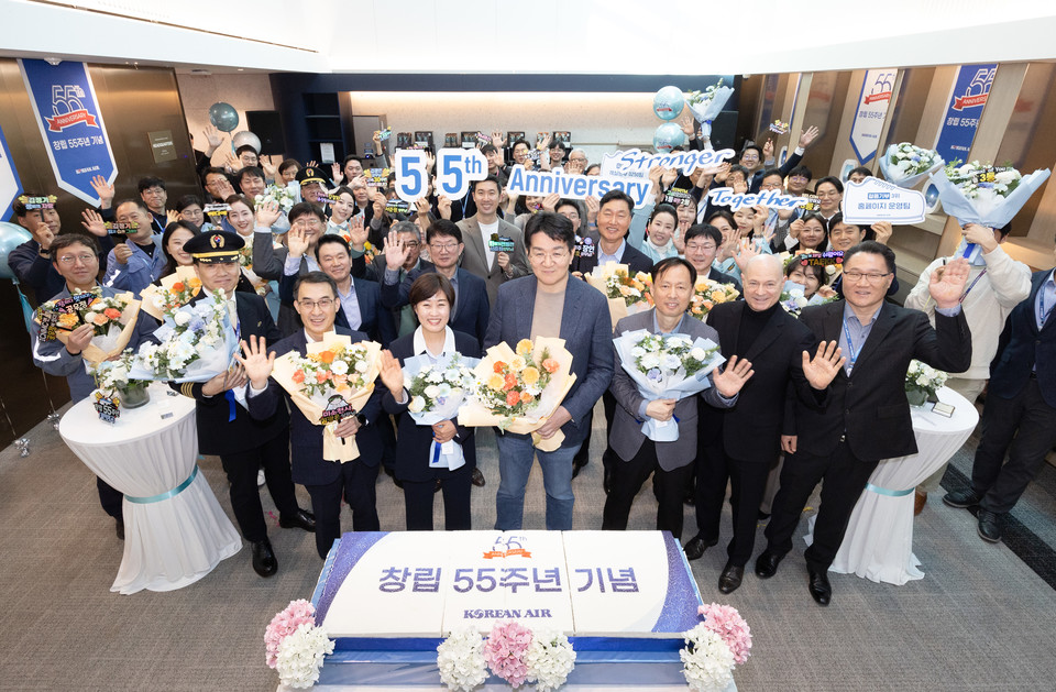 조원태 한진그룹 회장(앞줄 가운데)과 대한항공 직원들이 기념 촬영하고 있다. 사진=한진