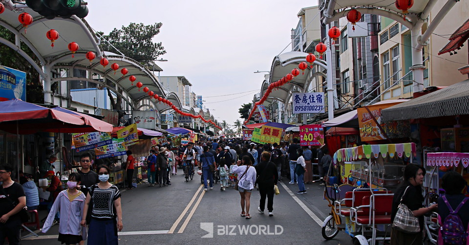치진섬 항구에서 백사장으로 가는 도로 좌우에 형성돼 있는 가게들과 관광객들. 사진=손진석 기자