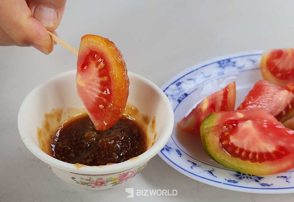 치진섬 가게에서 맛본 소스에 찍어 먹는 토마토가 별미다. 사진=손진석 기자