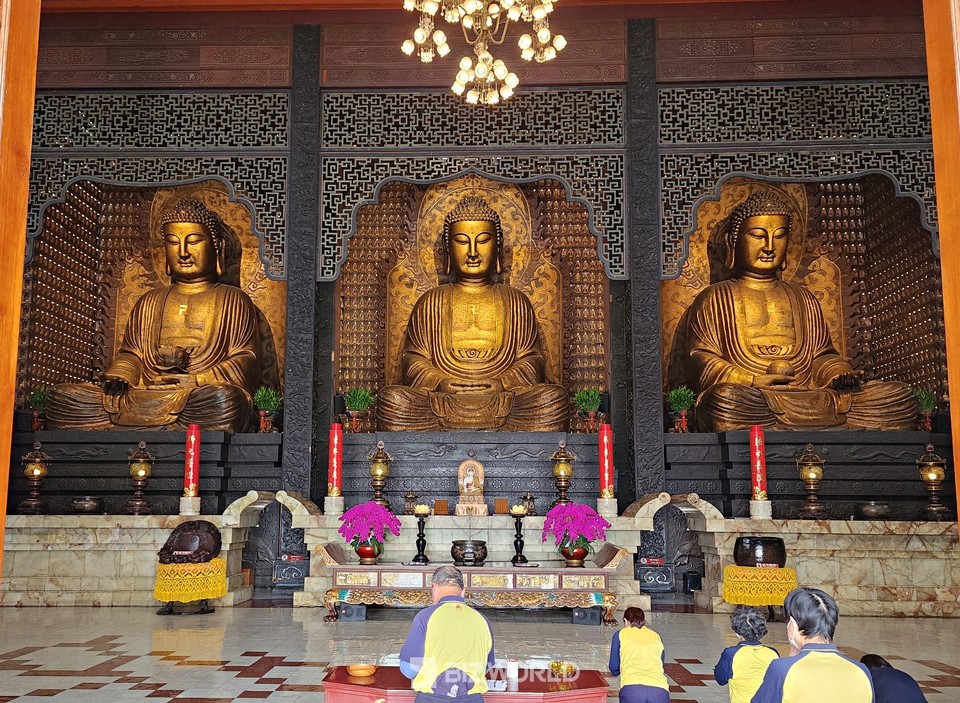 대웅보전 안에 모셔져 있는 석가모니부처님, 아미타부처님, 약사여래부처님 삼존불. 사진=손진석 기자