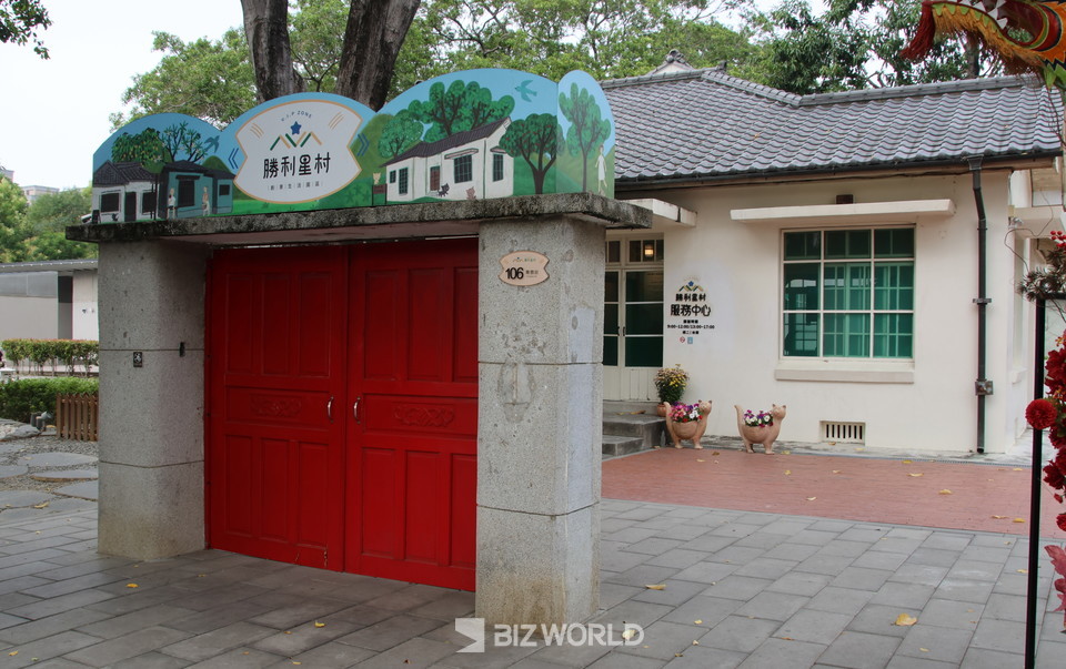 승리성촌의 빨간 대문은 당시 장군의 집으로 현재 여행자 안내센터로 사용되고 있다. 사진=손진석 기자