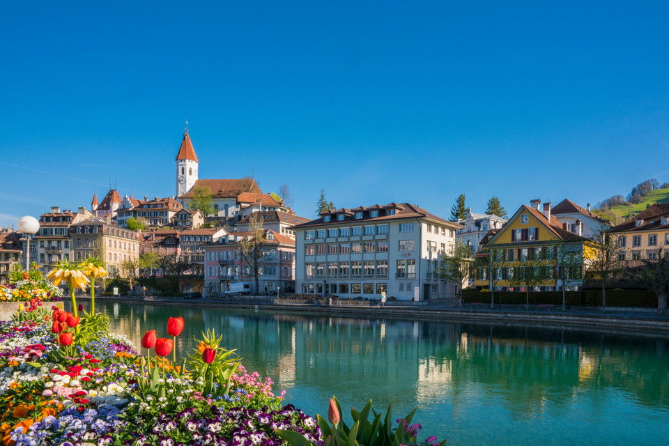 Thun flower bed with view of the Aare castle and church. 사진=스위스관광청