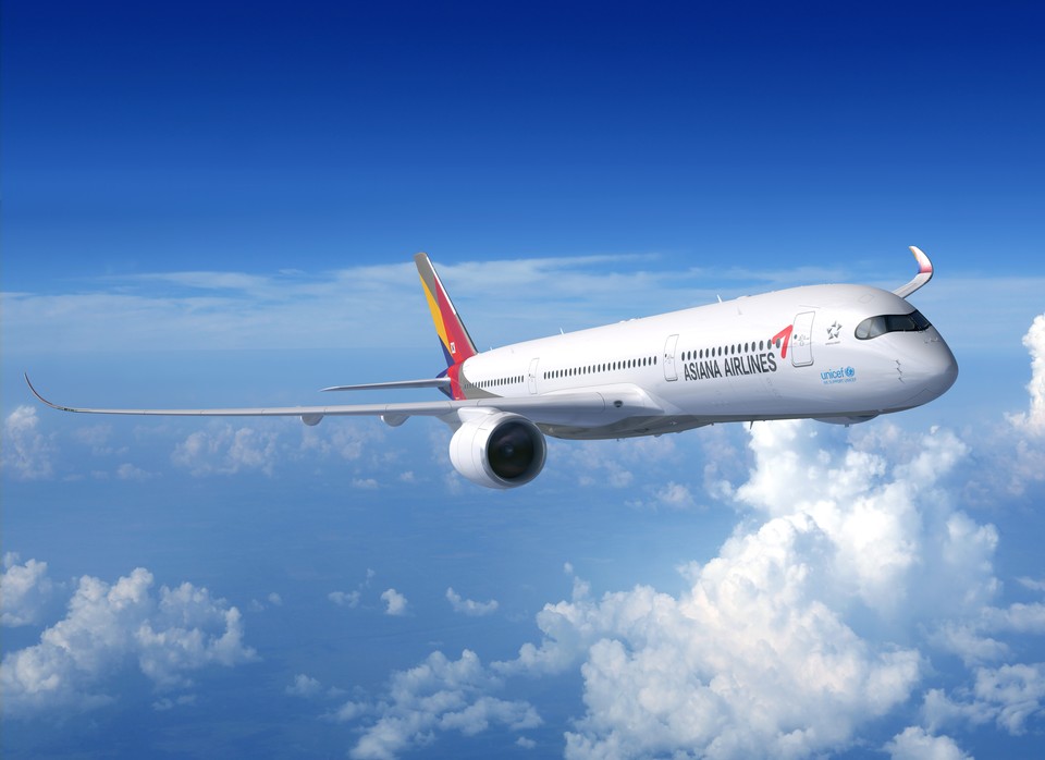 아시아나항공이 ‘2024 소비자가 뽑은 좋은 광고상’ 시상식에서 2년 연속 좋은 광고상을 받았다. 사진=아시아나