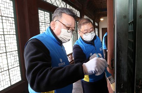정상혁 신한은행장(앞)과 신한은행 직원이 지난 6일 서울시 종로구 내 창덕궁에서 창틀에 쌓인 먼지를 털고 있다. 사진=신한은행