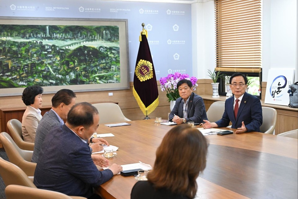 김형재 의원(오른쪽 첫 번째)이 작년 9월 서울시의회를 방문한 소상공인연합회 임원진들과 간담회를 갖고 있다. 사진=서울시의회