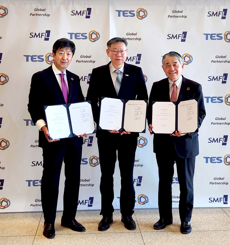 (왼쪽부터) 히로츠구 하라다 SMFLR CEO, 테렌스 응 테스 CEO, 마사키 타치바나 SMFL CEO가 기념 촬영하고 있다. 사진=SK에코플랜트