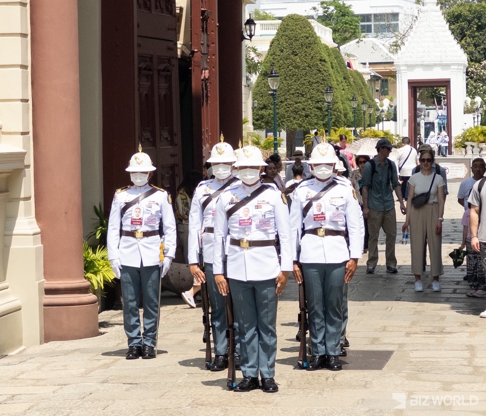 방콕 왕궁에서 만나볼 수 있는 왕실 근위대 교대식 장면. 태국= 최상규 기자