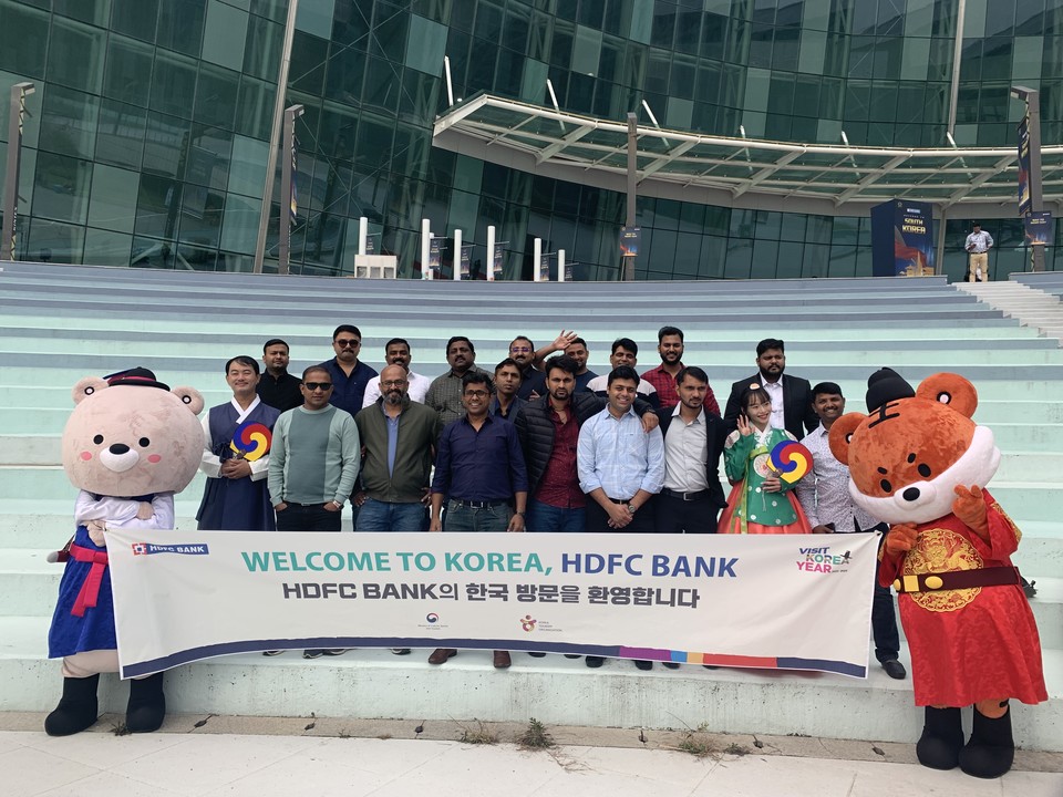 인도 HDFC 은행 기업회의 단체가 방한해 킨텍스를 방문하고 기념 사진을 촬영하고 있다. 사진=한국관광공사